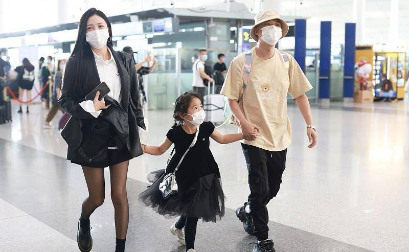 身材 包贝尔一家三口出行，老婆穿黑外套配黑丝，身材好的让人羡慕