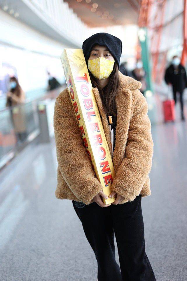 姐俩 刘芸和妈妈怎么跟姐俩似的？妈妈穿得挺嫩的，她却走复古风