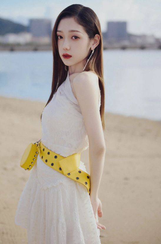 希林娜依·高 希林娜依·高海边氛围感写真，白色连衣裙温柔优雅，黄色腰带勾勒窈窕身姿
