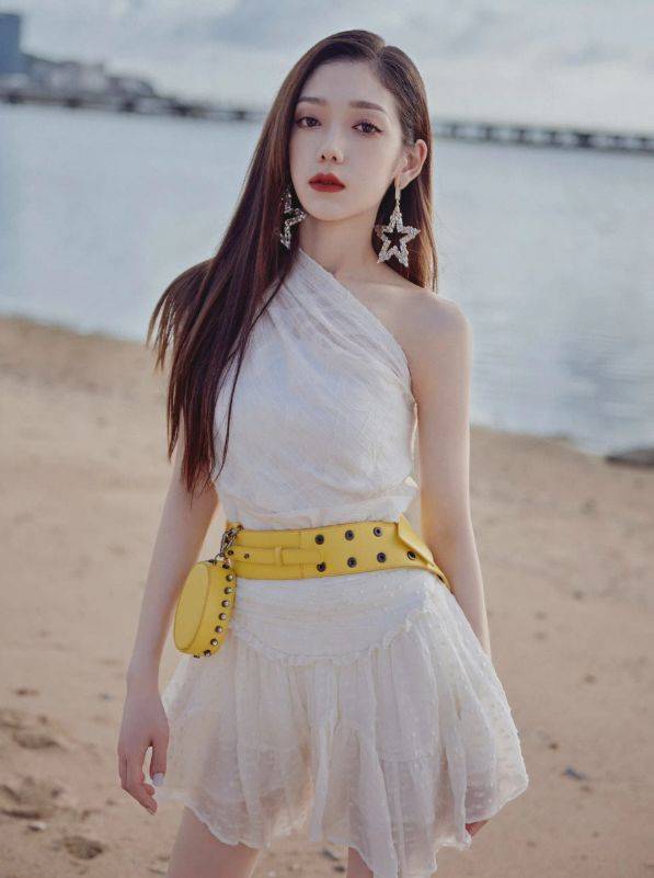 希林娜依·高 希林娜依·高海边氛围感写真，白色连衣裙温柔优雅，黄色腰带勾勒窈窕身姿