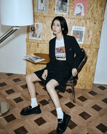 衣架子 周雨彤真的是衣架子吧？不是超模穿这么奇葩的服装居然还挺酷？