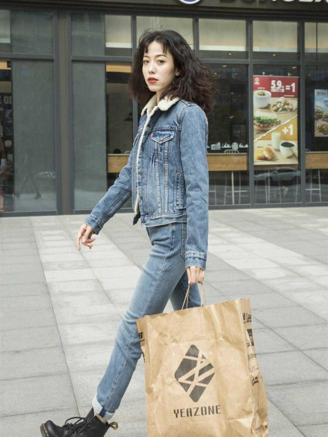 颜色 不喜欢穿大衣的姐妹看过来，加绒牛仔外套上身，也能起到保暖效果