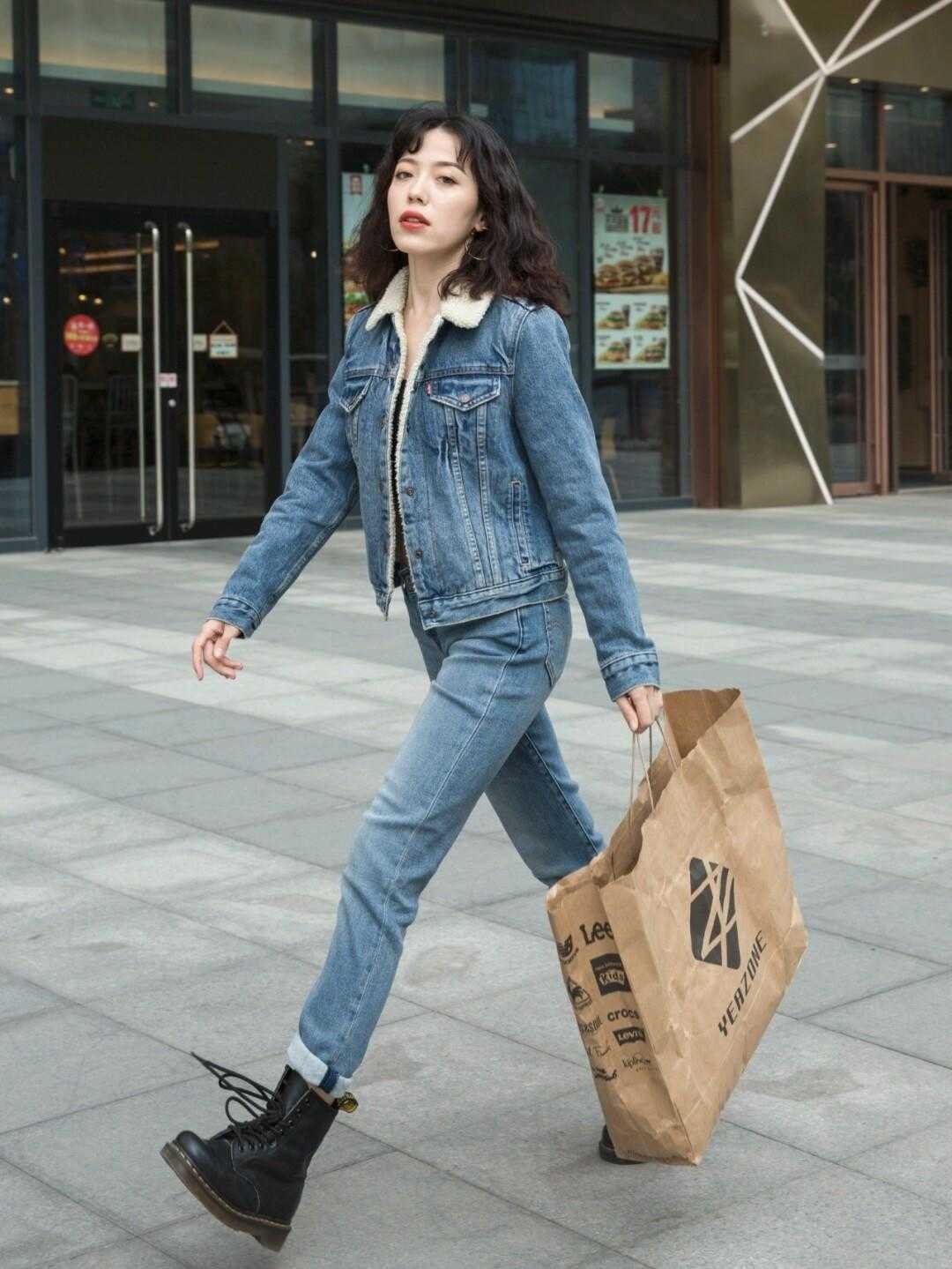 颜色 不喜欢穿大衣的姐妹看过来，加绒牛仔外套上身，也能起到保暖效果