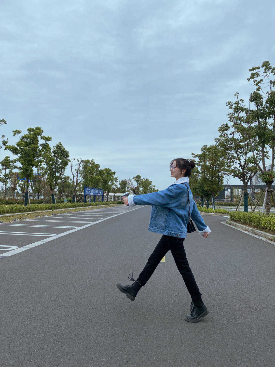 颜色 不喜欢穿大衣的姐妹看过来，加绒牛仔外套上身，也能起到保暖效果