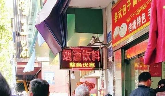 镇江开门就排队的小早餐店,鲜肉包1块5一个,1天包2000个不够卖