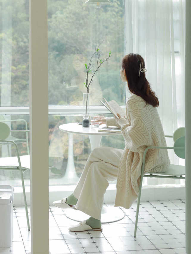 逐渐降温 降温了的秋冬,大衣搭配牛仔裤简约又洋气,让你美出圈了!