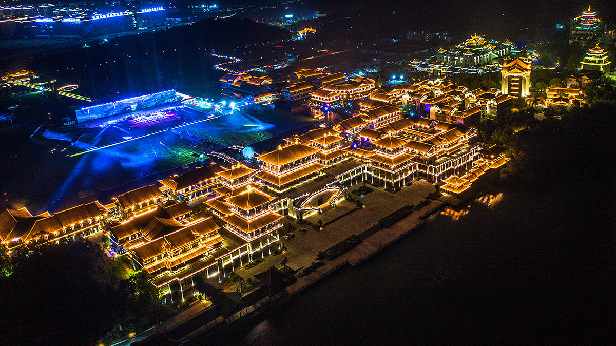 特色|夜景比白天更美，浙江龙游红木小镇，彩灯全开像广寒宫的琼楼玉宇