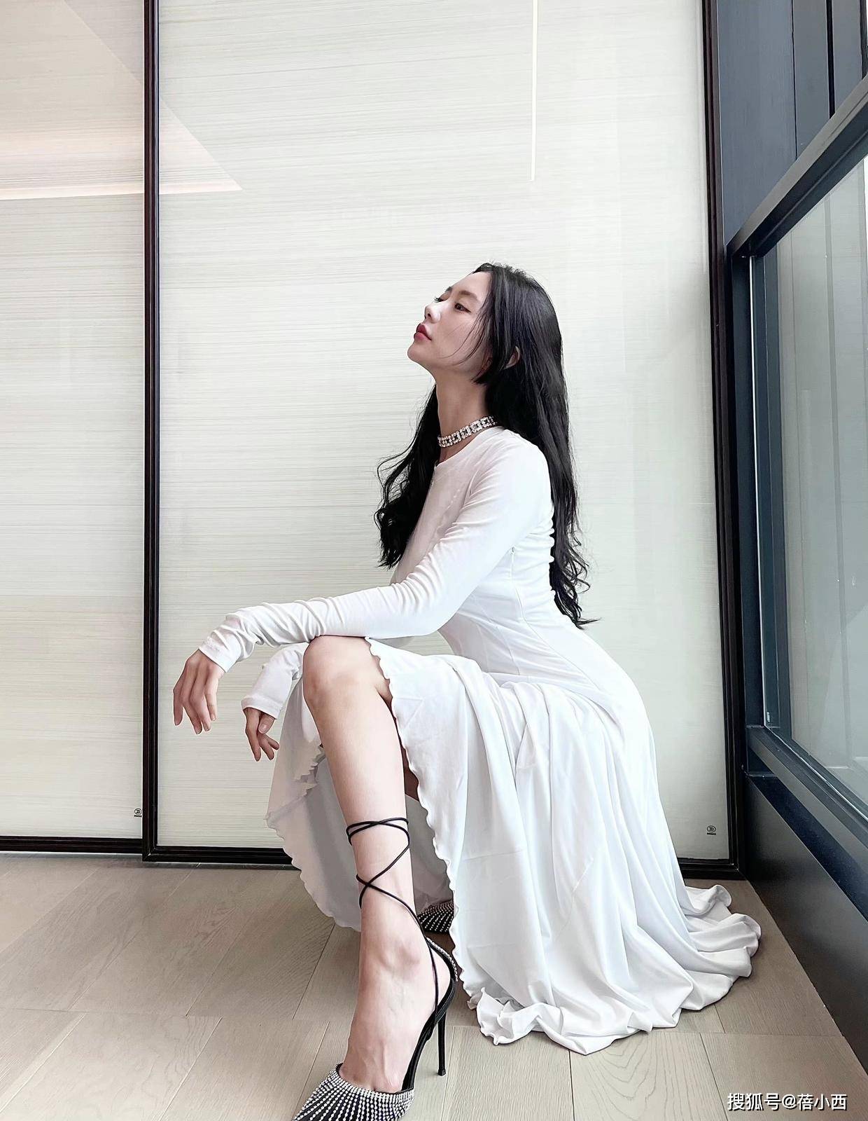 美眉 克拉拉真是“亚洲第一美女”,连土味白色紧身裙,都穿出了高级感