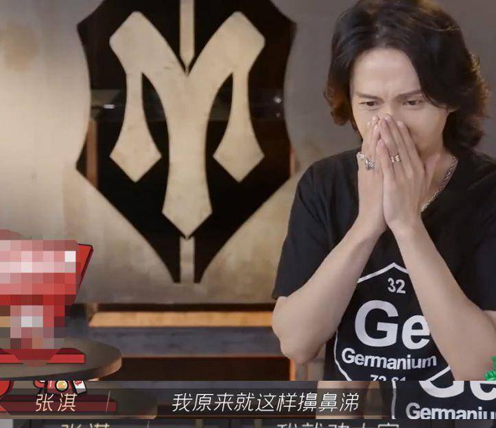 知名歌手张淇唱歌用力过猛!鼻子当场流出血,因大力擤鼻涕致受伤_黑豹乐队