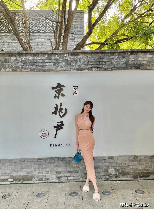 身材 上身效果修身感很抢眼，完美地包裹并勾勒出女性的身材曲线美感