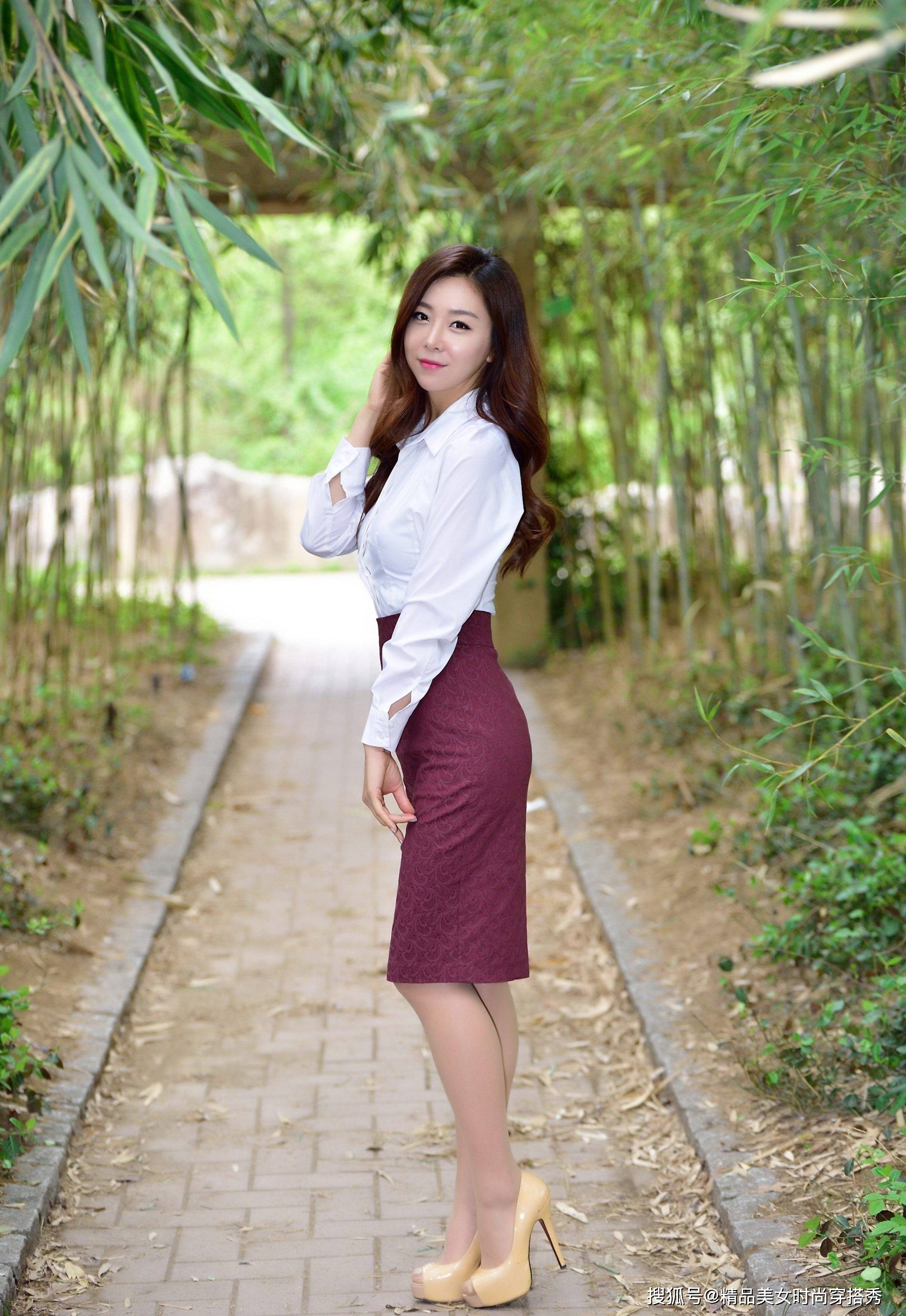 长度 白色衬衫搭配高腰的枣红色半身裙,时尚吸睛,走起路来优雅从容