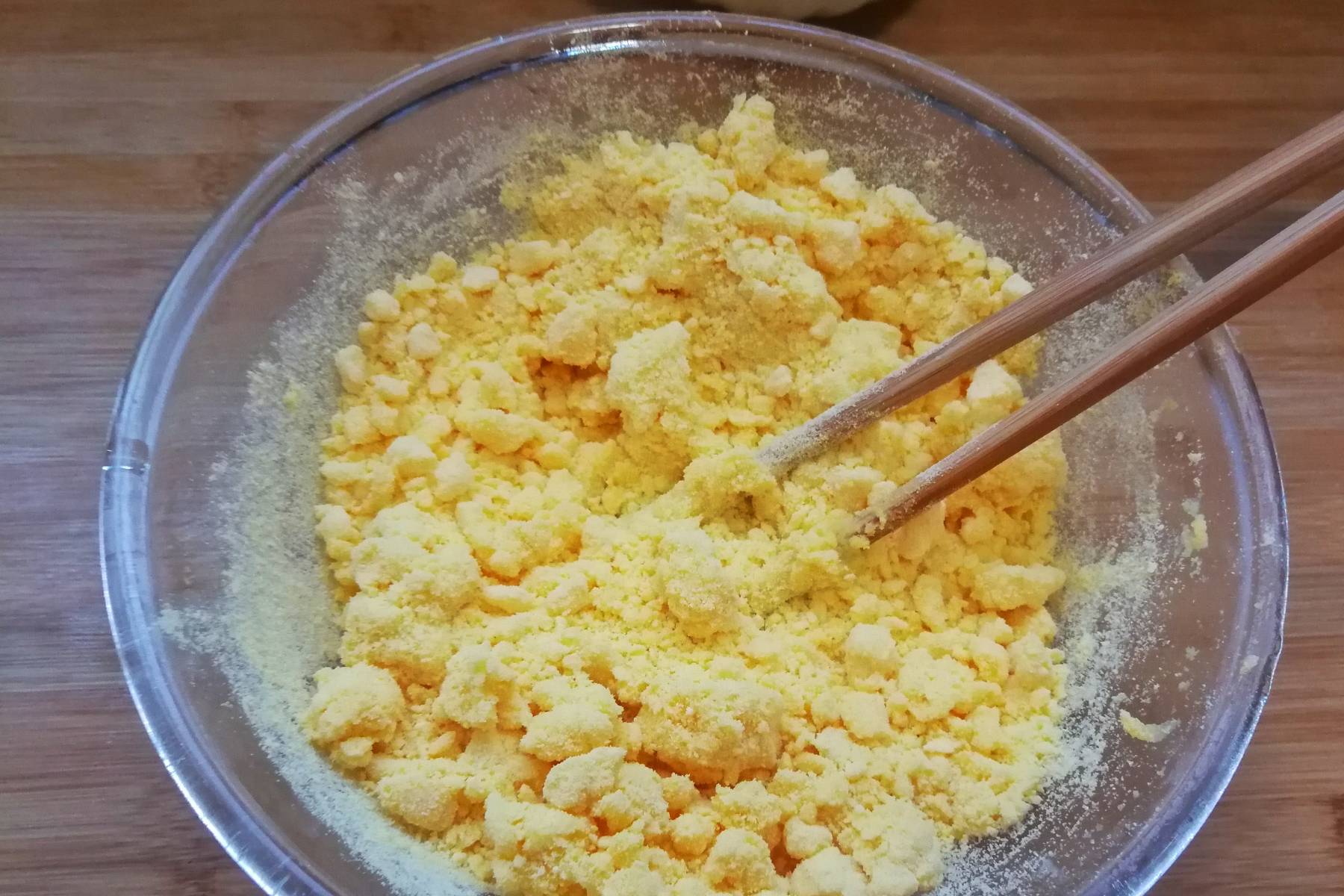 凉水|不用鸡蛋不用白糖，早餐玉米饼子这么做，低脂饱腹，一上午都不饿