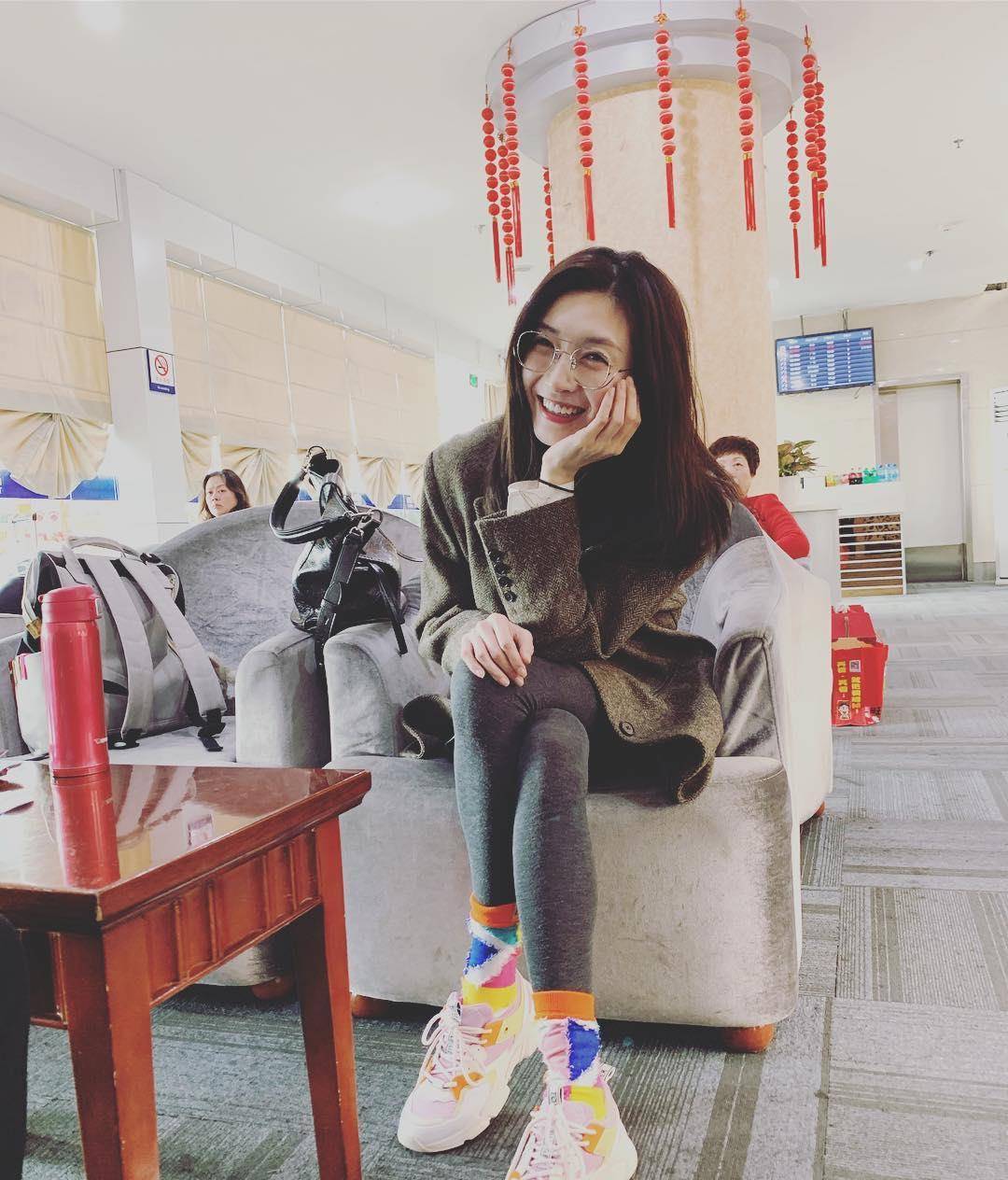 脚踝 春季不露脚踝也好看,江疏影用袜子包裤脚,不仅不土还很潮!