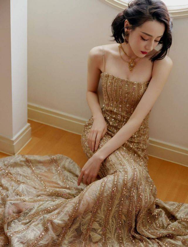 美貌 热巴生图都能拍出大片质感！穿吊带鎏金裙美貌开挂，牛奶肌超抢眼