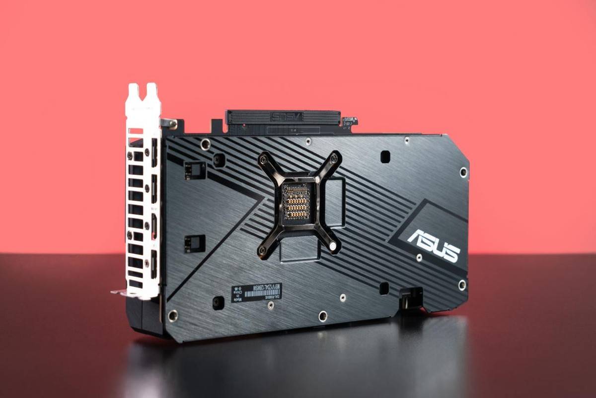 显卡背面拥有全尺寸的铝合金背板