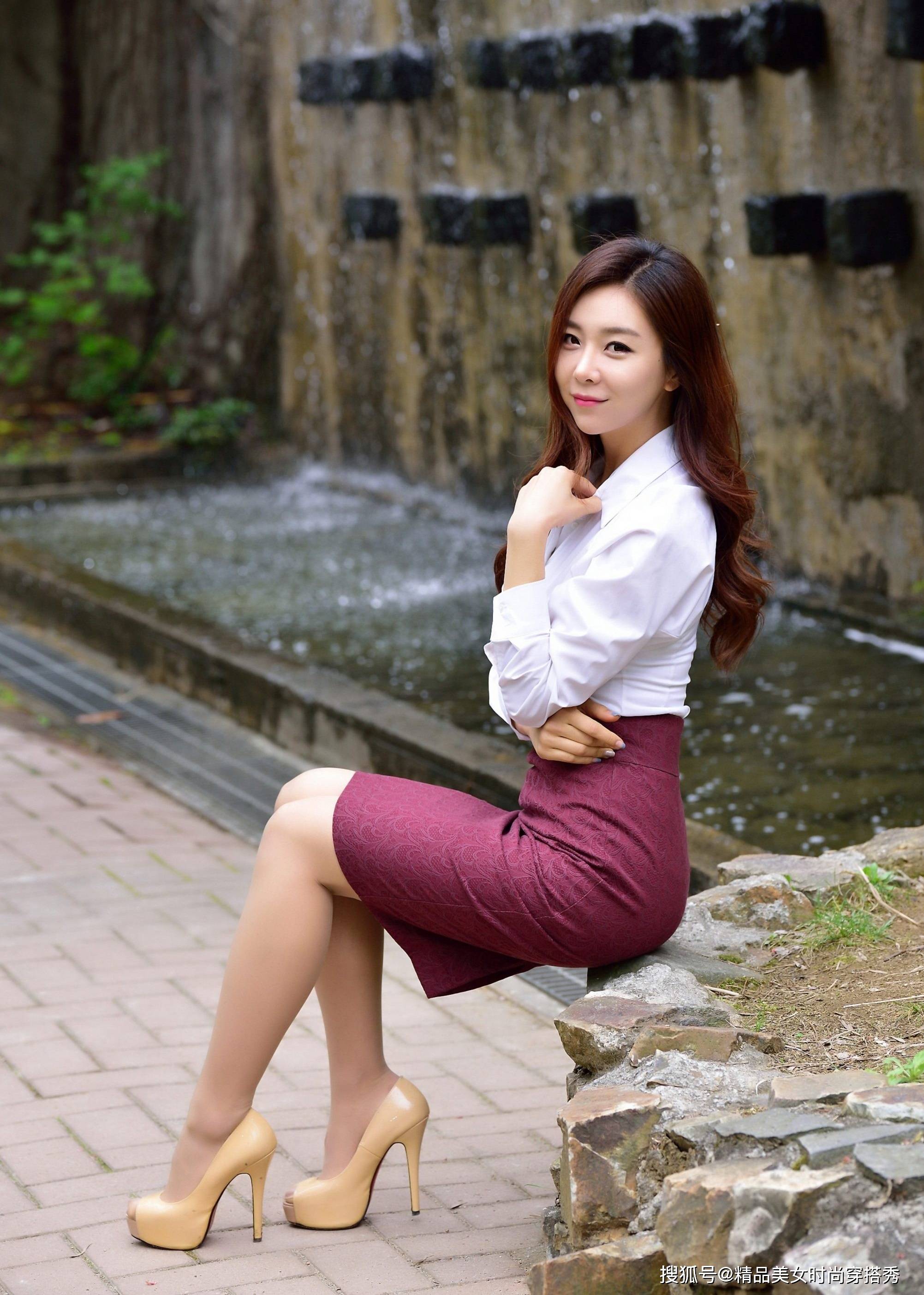 长度 白色衬衫搭配高腰的枣红色半身裙,时尚吸睛,走起路来优雅从容