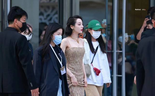 廓形 热巴靠身材赢过杨幂!穿“黄金礼服”高调亮相,美成内娱天花板