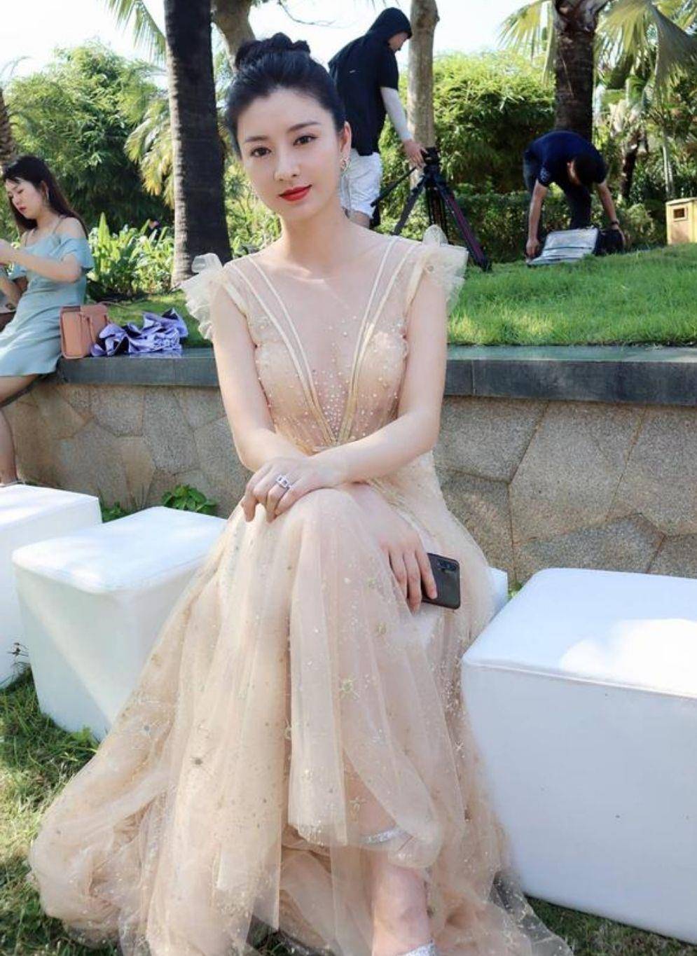 贵妇 沈眉庄斓曦穿亮片连衣裙亮相，尽显富态气质，跟豪门贵妇没区别