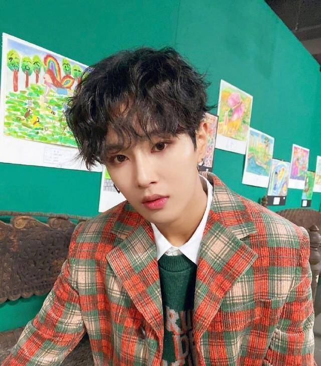 高领衫 叠穿不等于乱穿！王一博竟然三种材质衣服叠穿，这样穿真的好看吗