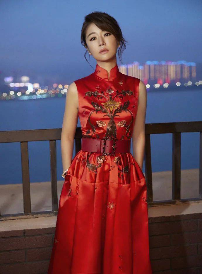 身材 林心如已经44岁了，一袭红色修身长裙配马尾，美得优雅又高级