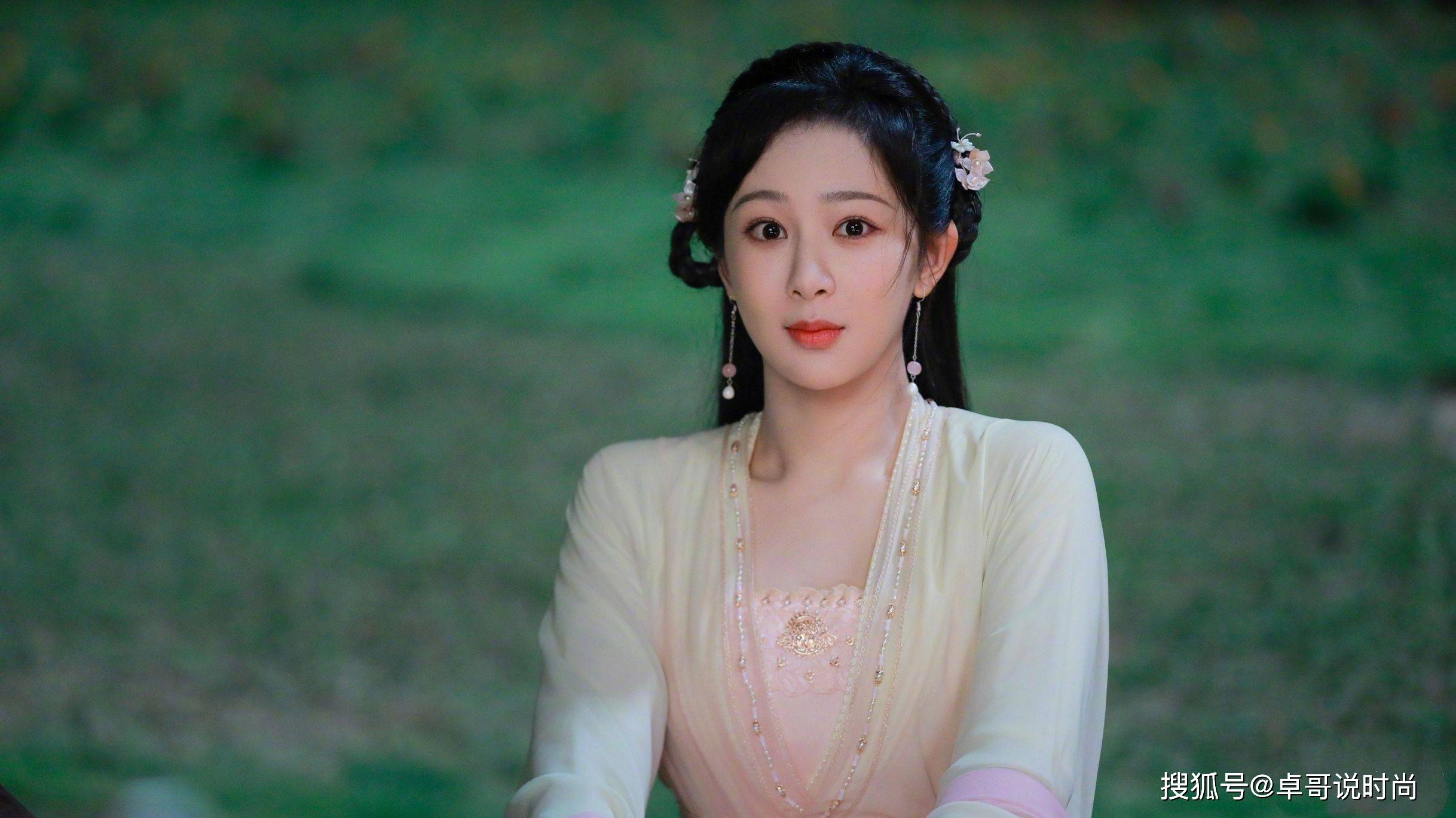 好身材 杨紫新戏杀青，穿蕾丝裙装风格大变样，空灵又唯美，尽显仙女气质