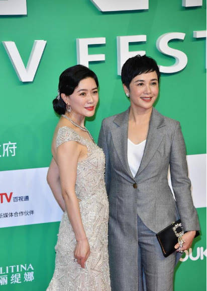 面料 蒋雯丽穿白T素颜就出门，无惧暴露真实年龄，优雅老去气质仍高级