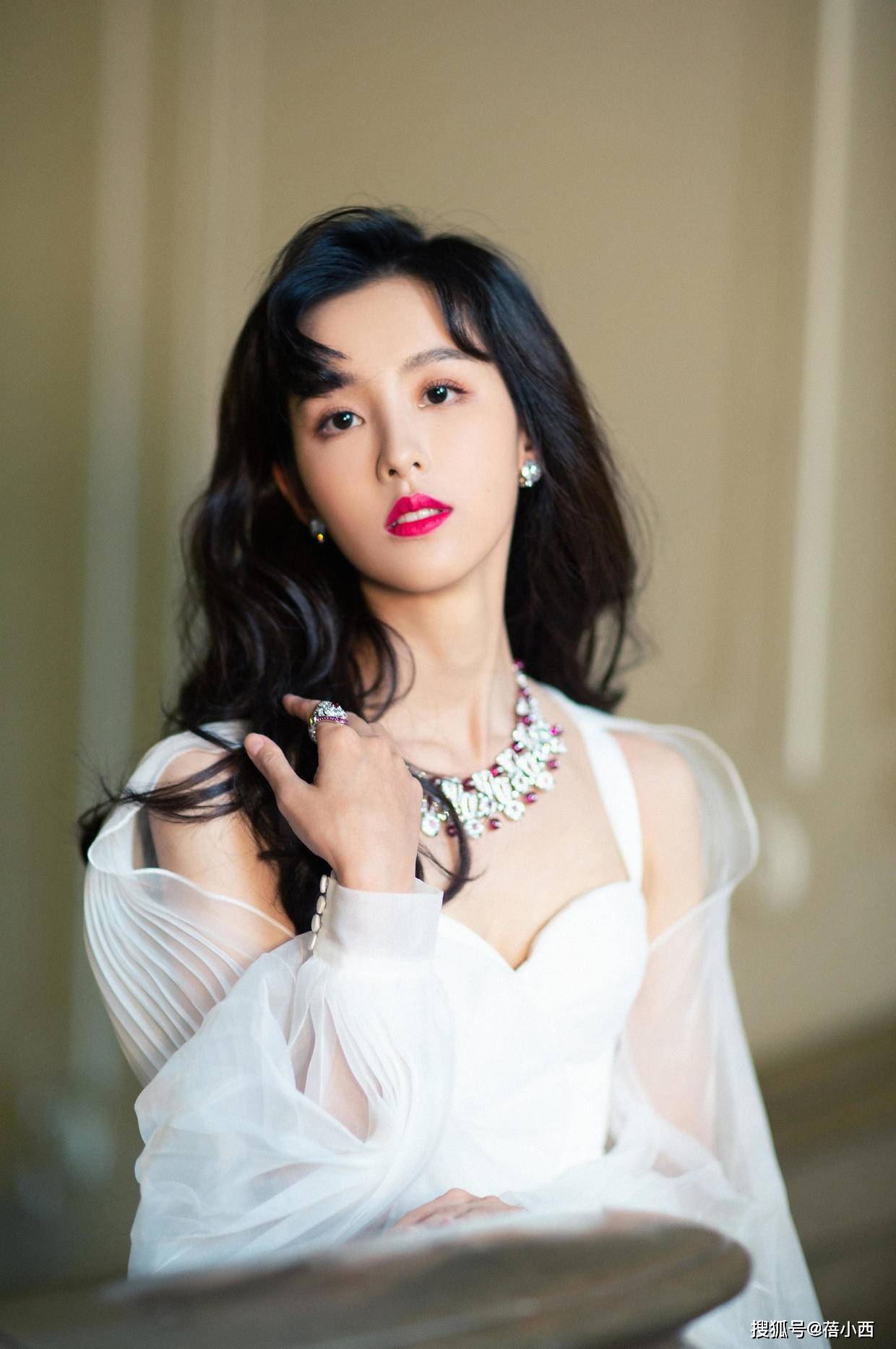 身材 陈都灵真不愧是“南航校花”，穿吊带鱼尾裙配长卷发，气质太惊艳