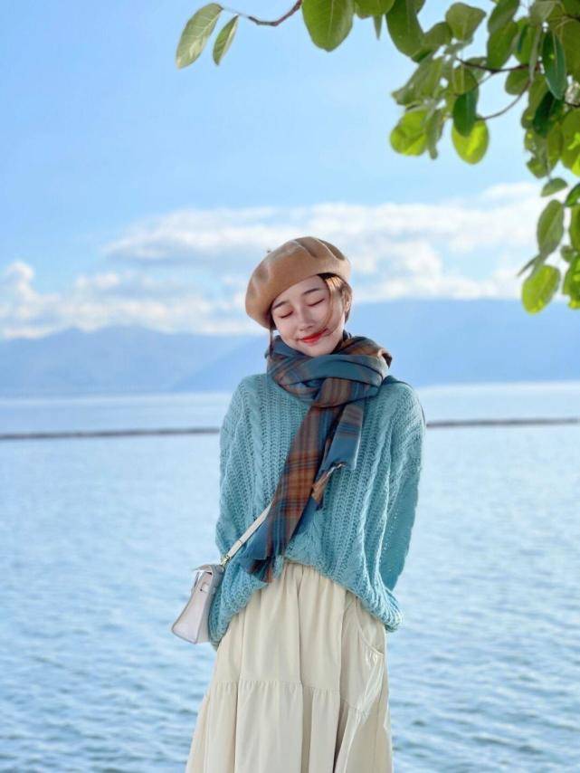 感觉 秋冬，一定少不了棉服，黄色棉服搭配白色直筒裤，保暖还时尚！