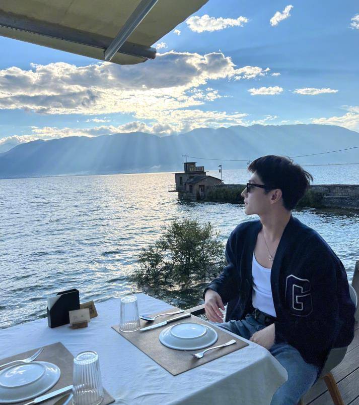 品牌|大理洱海边，明星杨洋坐过的位置成热门打卡点，美女多多