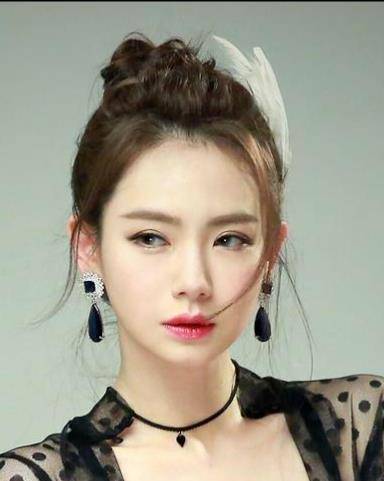 女神女明星素颜名场面：脸部浮肿、憔悴老态，动刀痕迹明显！