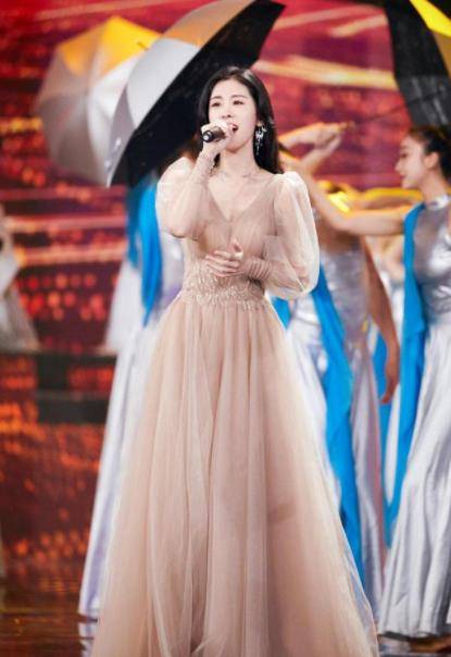 设计 张碧晨瘦成“纸片人”，穿无袖长裙都撑不满，却意外减龄显少女