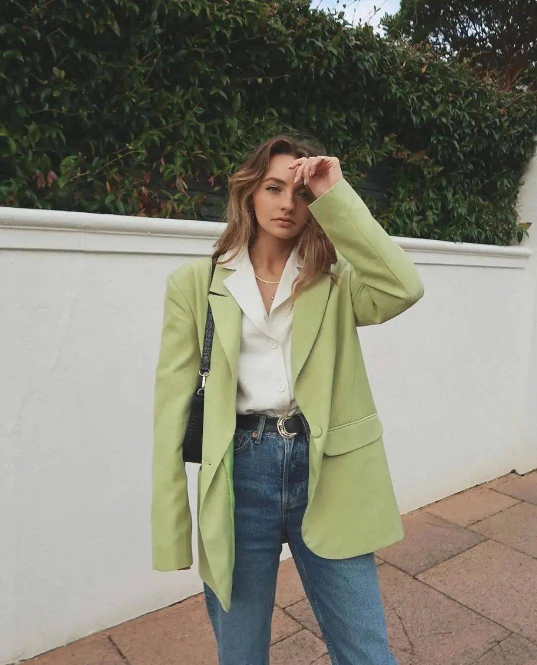 设计 关晓彤的身材一般人学不来，西服下全是美腿，宁波女孩：实在太养眼！