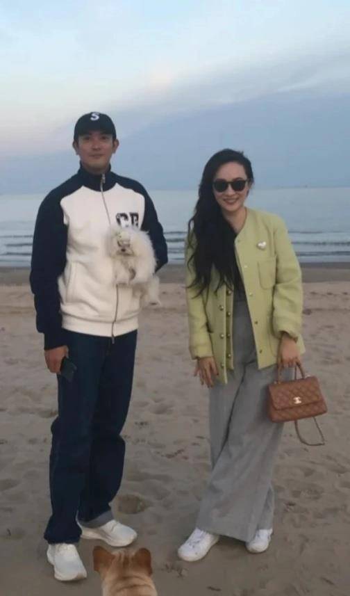 霍思燕 霍思燕海边遛狗被偷拍，穿外套拎上万包打扮似阔太，旺夫脸比老公大