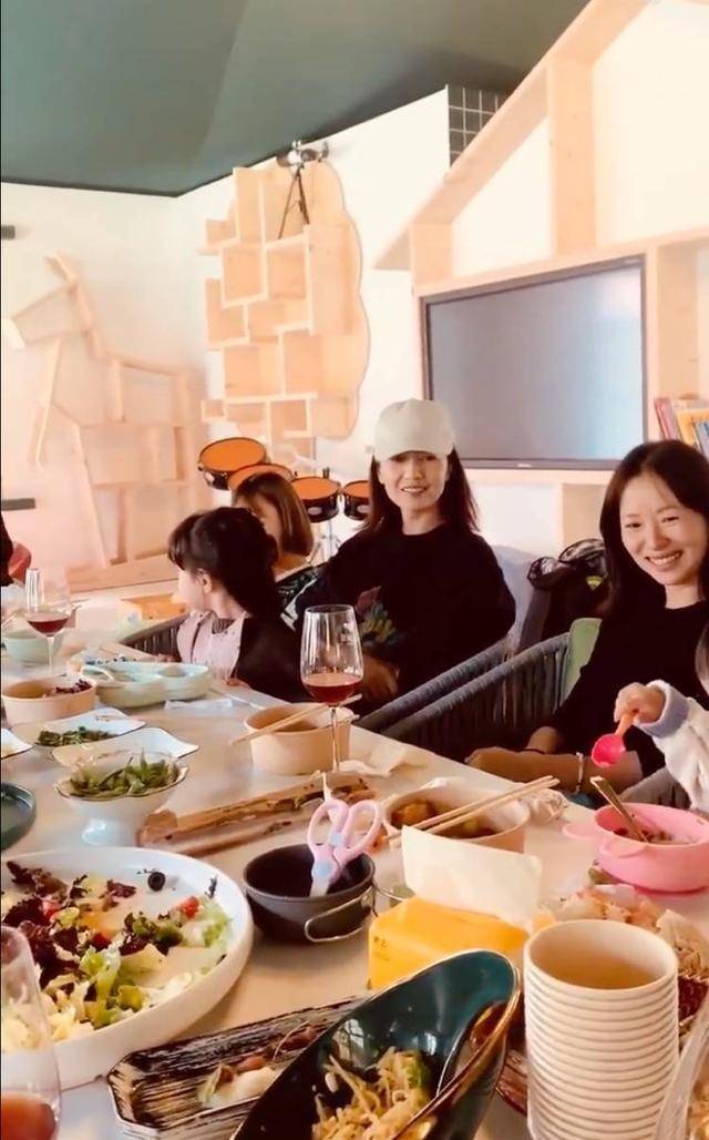 女儿 高圆圆女儿正面罕曝光！脸圆润可爱更像赵又廷，气质却与妈妈媲美