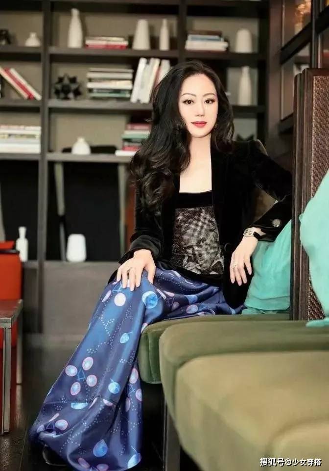 章小蕙 章小蕙真不愧是上流社会的人，身穿一件黑色的西装外套