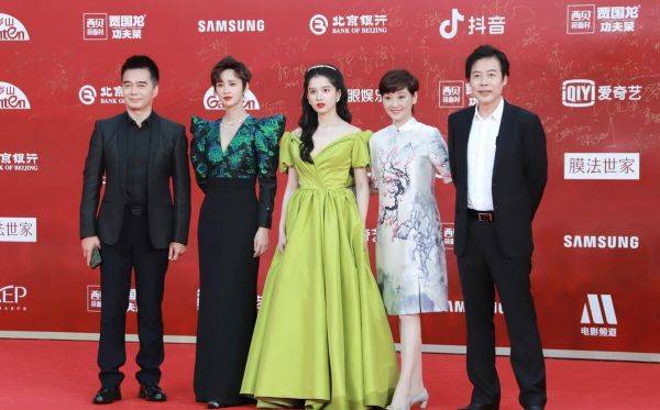 身材 徐帆这回造型太成功，穿白色旗袍裙端庄优雅，这才是“东方美”