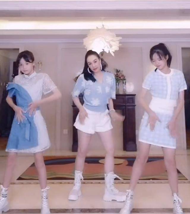 下装 钟丽缇和女儿同框出镜,51岁还穿超短热裤,纤细长腿不输女儿