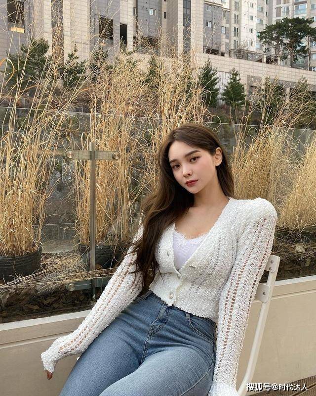 视觉 谁说秋天不能穿吊带背心？随便搭配一件开衫，温柔精致还显高级