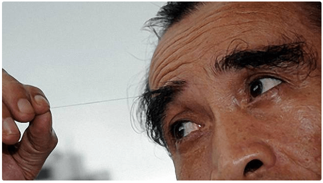 男人过了50岁眉毛变长 意味着什么呢 大多数人可能都不清楚 老人 新闻时间