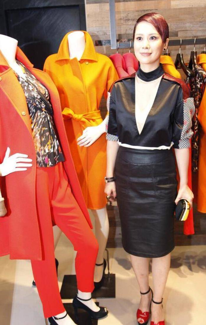 增加了 44岁海清还风韵犹存，穿法式长裙显曼妙身材，丝毫不输圈内小花