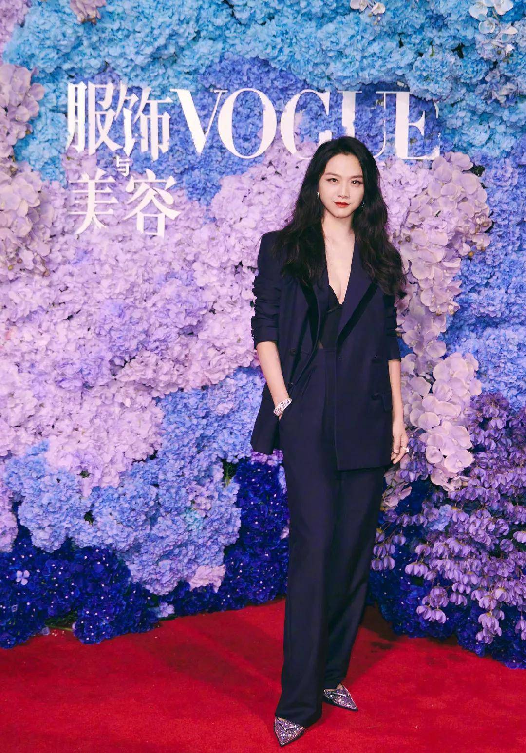 杨幂VO红毯：童谣“熟味”逼人，汤唯气场全开，杨幂白纱若隐若现