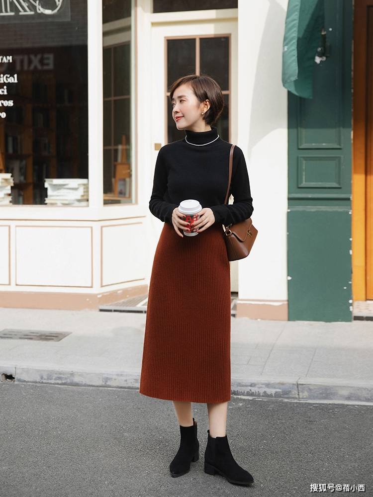 黑色 秋天穿衣色彩怎样搭配才时髦?穿搭公式“红+黑”,高级又洋气
