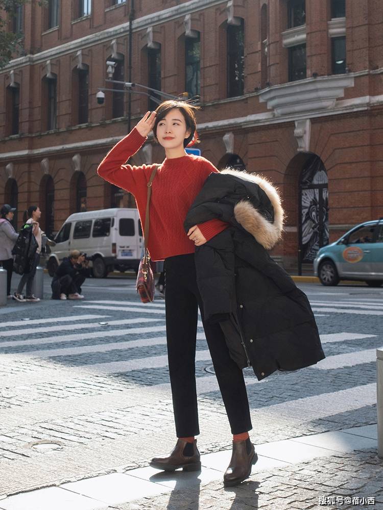 黑色 秋天穿衣色彩怎样搭配才时髦?穿搭公式“红+黑”,高级又洋气