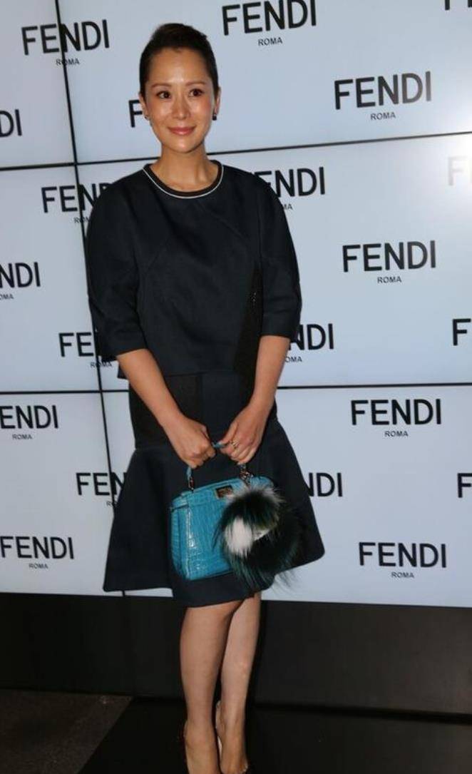 增加了 44岁海清还风韵犹存，穿法式长裙显曼妙身材，丝毫不输圈内小花