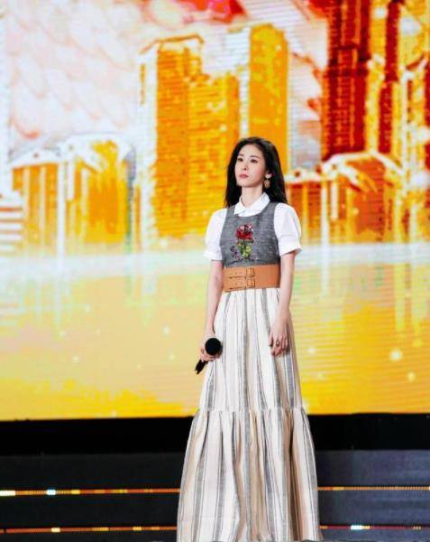 设计 张碧晨瘦成“纸片人”，穿无袖长裙都撑不满，却意外减龄显少女