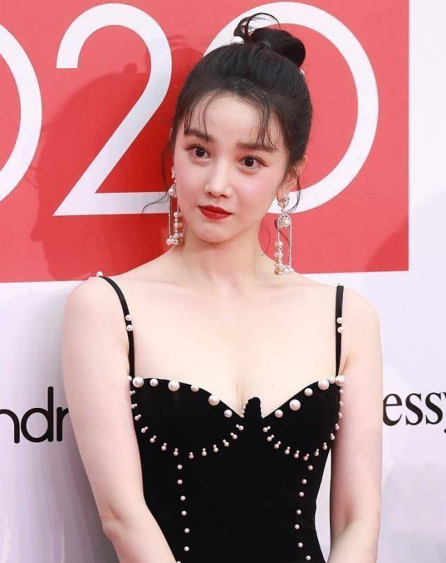 黑色 啥显身材陈小纭穿啥，黑色吊带用珍珠勾边，秀出曼妙曲线身姿