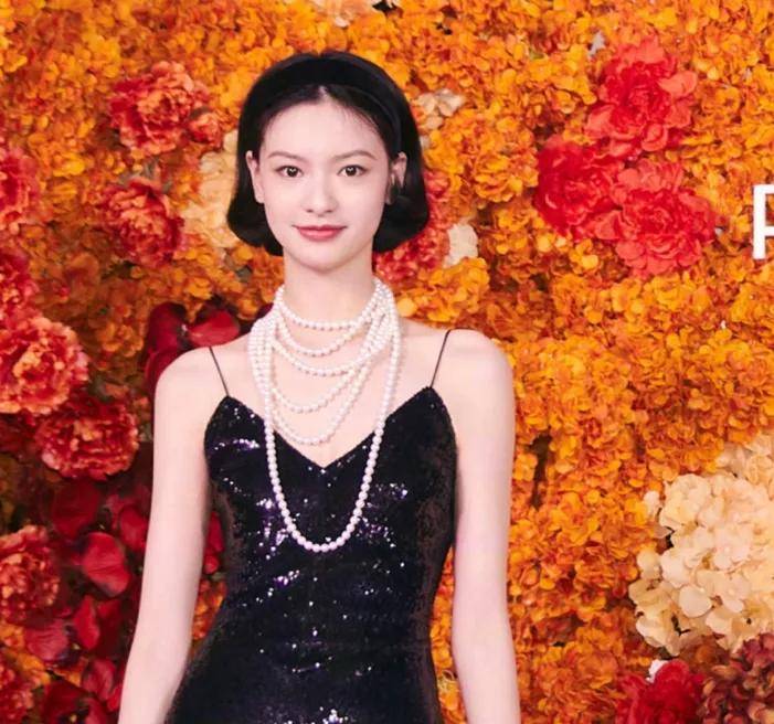 杨幂VO红毯：童谣“熟味”逼人，汤唯气场全开，杨幂白纱若隐若现