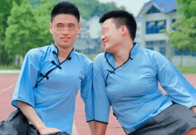 新生 贵州一高校新生军训，学姐穿着“清凉”与人合影惹争议，霸气回怼