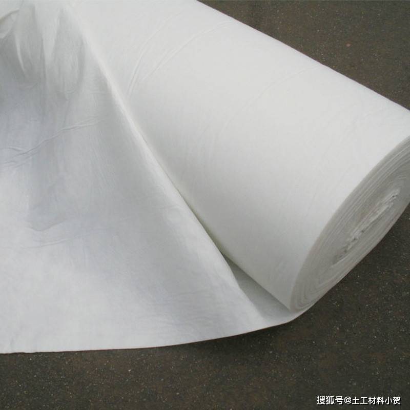 土工布具有过滤、排水、隔离、加筋、防护作用。同时具有抗拉强度高、透水性好、透气性能、耐高温、抗冷冻、耐老化的特点。土工布的强度高，由于使用塑料纤维，在干湿状态下都能保持充分的强度和伸长。耐腐蚀，在不同的酸碱度的泥土及水中能长久地耐腐蚀。透水性好 在纤维间有空隙，故有良好的渗水性能。 