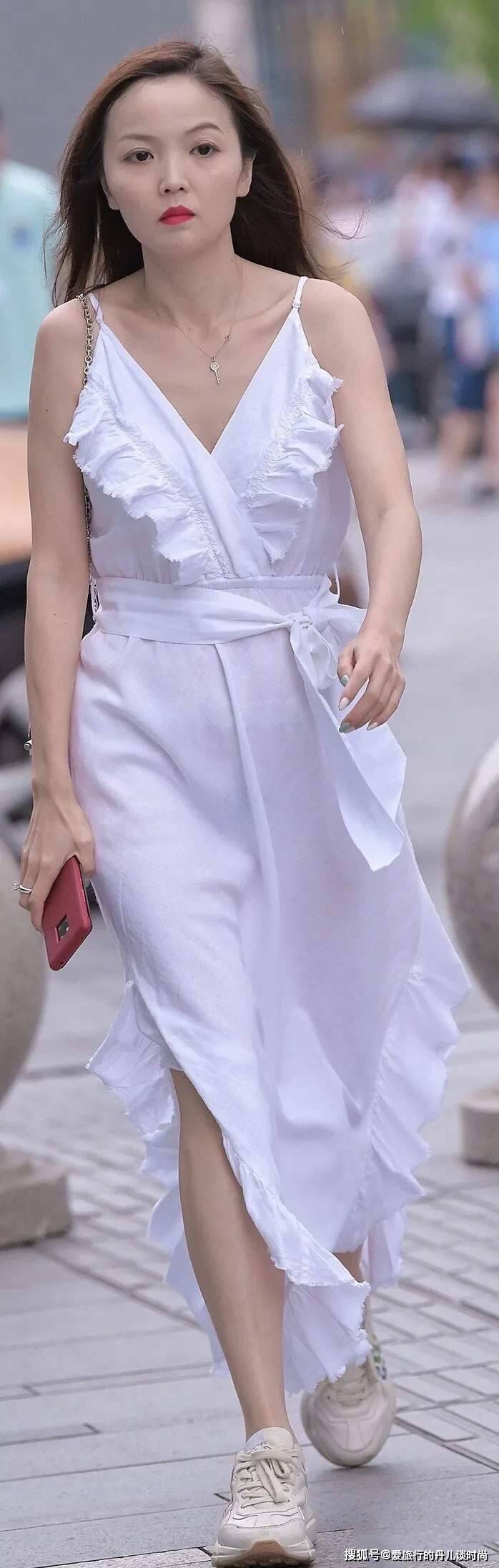 设计 小姐姐一袭白色V领吊带裙，不规则的裙摆时尚又个性